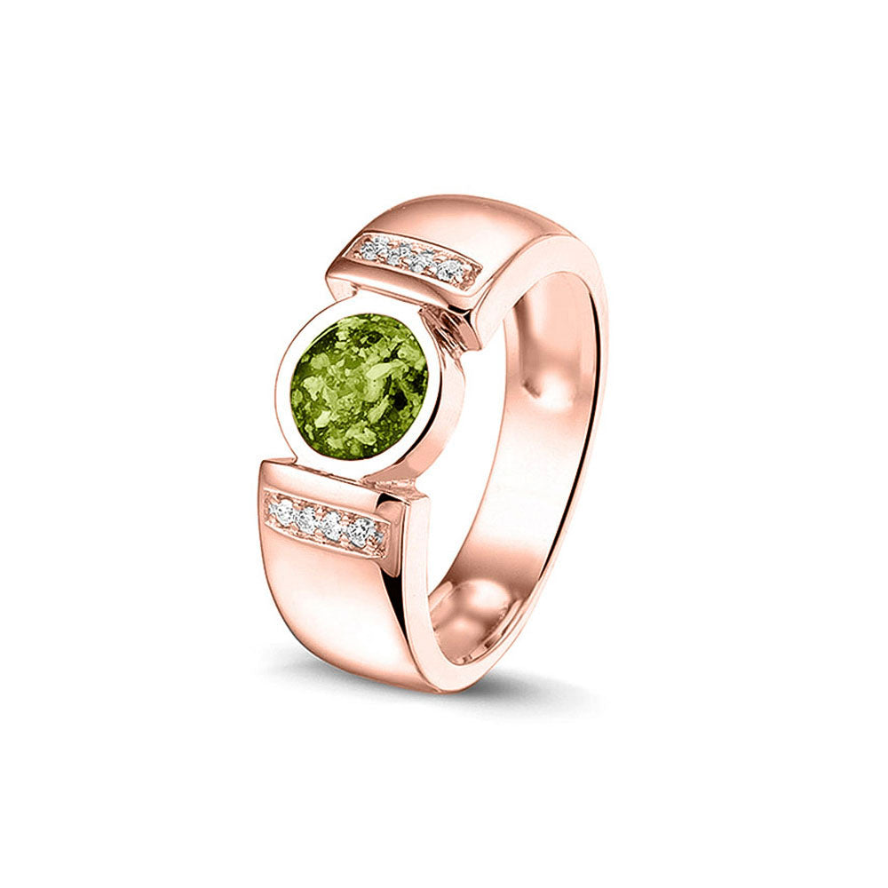 Ring 6 mm uit onze serie gedenksieraden, waar zichtbaar as of haar verwerkt wordt in het ronde ornament geflankeerd door acht stuks zirkonia's of diamanten naar keuze. Green