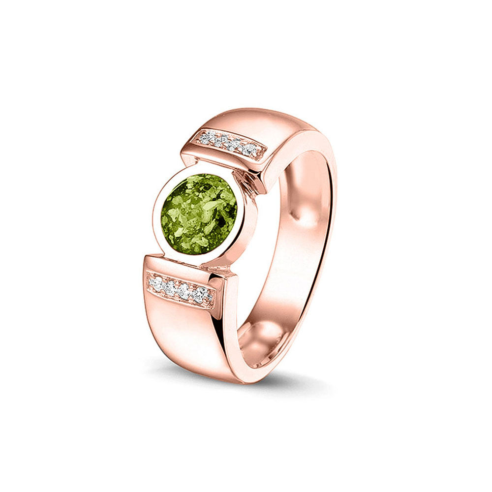 Ring 6 mm uit onze serie gedenksieraden, waar zichtbaar as of haar verwerkt wordt in het ronde ornament geflankeerd door acht stuks zirkonia's of diamanten naar keuze. Green