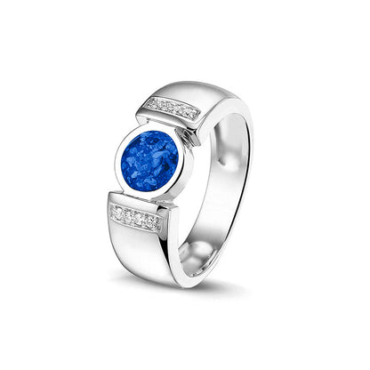Ring 6 mm uit onze serie gedenksieraden, waar zichtbaar as of haar verwerkt wordt in het ronde ornament geflankeerd door acht stuks zirkonia's of diamanten naar keuze. Blue