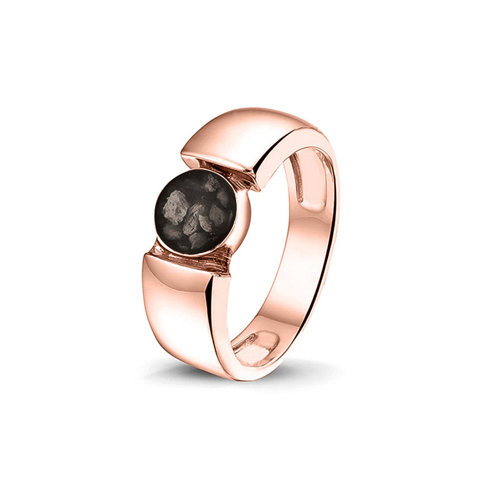 Ring 7.5 mm uit onze serie gedenksieraden, waar zichtbaar as of haar (of eventueel melktandjes of moedermelk) verwerkt wordt in het ronde ornament. Black