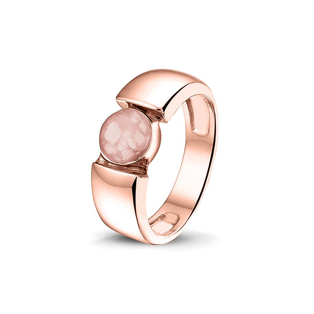 Ring 7.5 mm uit onze serie gedenksieraden, waar zichtbaar as of haar (of eventueel melktandjes of moedermelk) verwerkt wordt in het ronde ornament. Blush