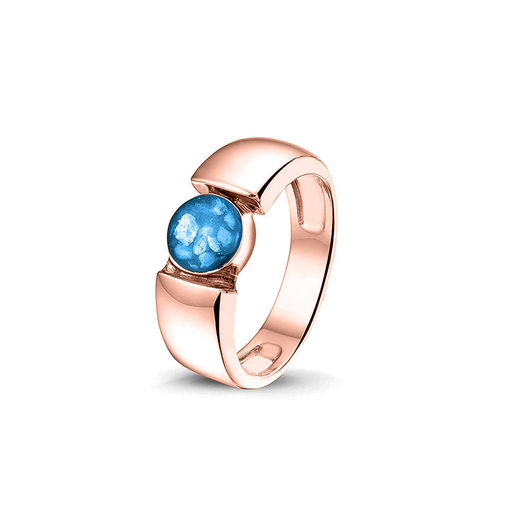 Ring 7.5 mm uit onze serie gedenksieraden, waar zichtbaar as of haar (of eventueel melktandjes of moedermelk) verwerkt wordt in het ronde ornament. Marine