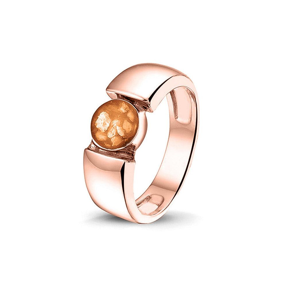 Ring 7.5 mm uit onze serie gedenksieraden, waar zichtbaar as of haar (of eventueel melktandjes of moedermelk) verwerkt wordt in het ronde ornament. Orange