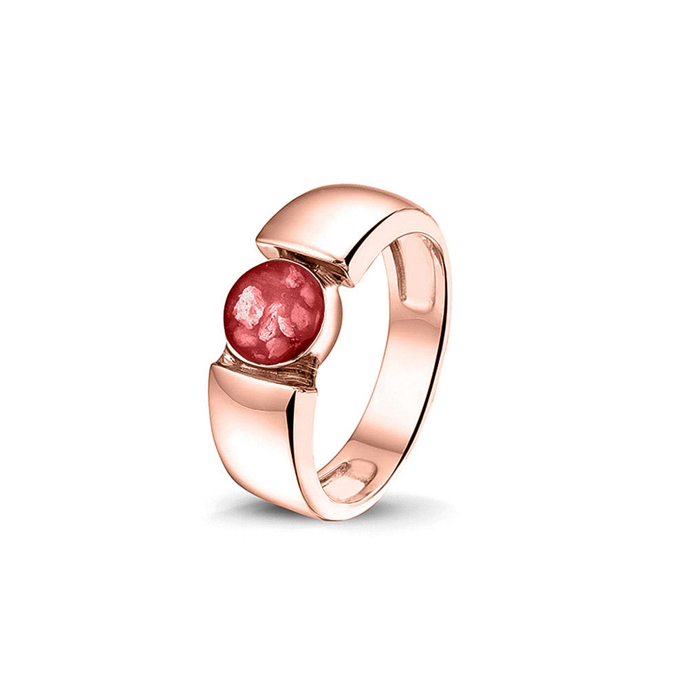 Ring 7.5 mm uit onze serie gedenksieraden, waar zichtbaar as of haar (of eventueel melktandjes of moedermelk) verwerkt wordt in het ronde ornament. Red