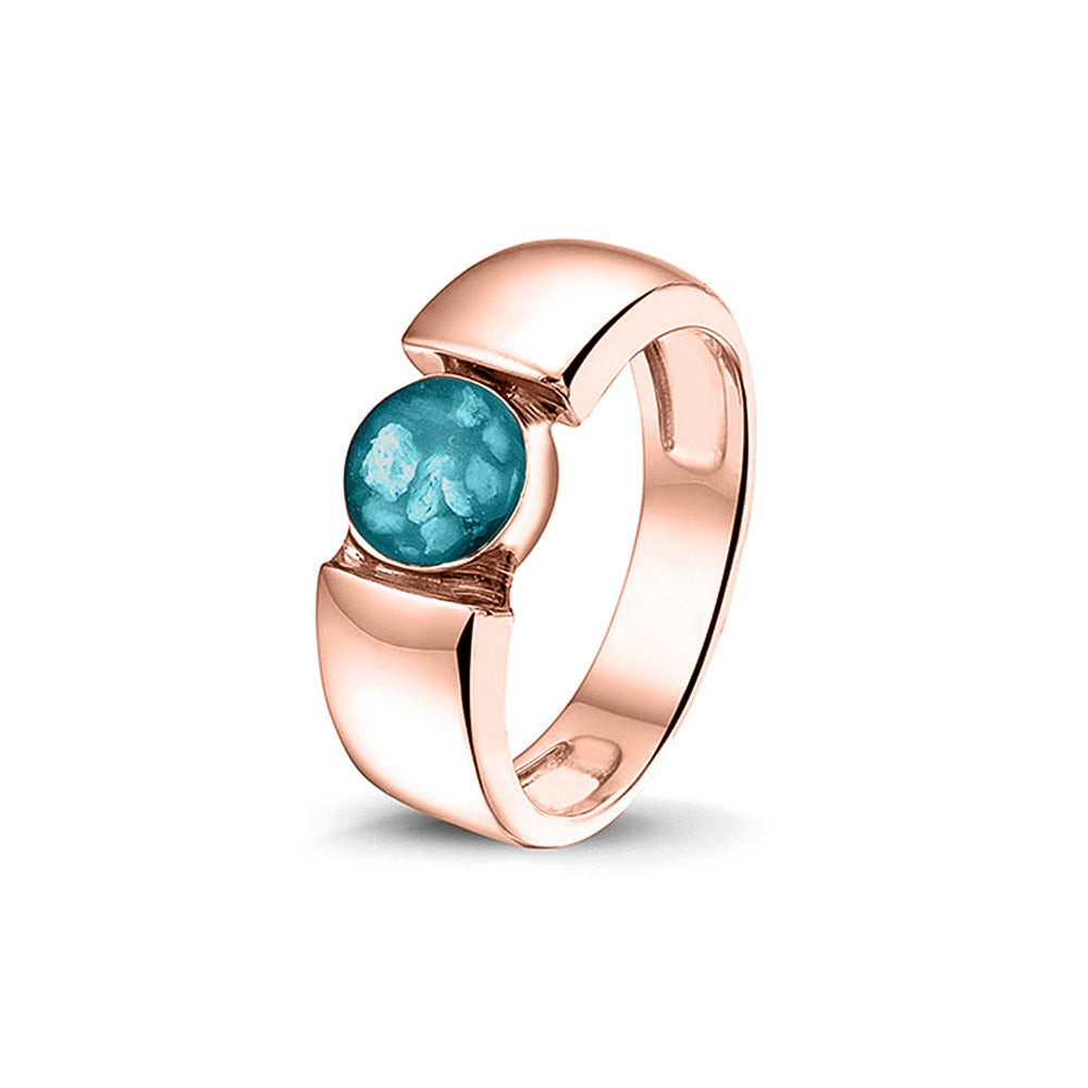 Ring 7.5 mm uit onze serie gedenksieraden, waar zichtbaar as of haar (of eventueel melktandjes of moedermelk) verwerkt wordt in het ronde ornament. Turquoise