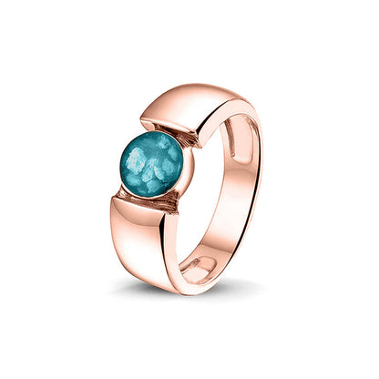 Ring 7.5 mm uit onze serie gedenksieraden, waar zichtbaar as of haar (of eventueel melktandjes of moedermelk) verwerkt wordt in het ronde ornament. Turquoise
