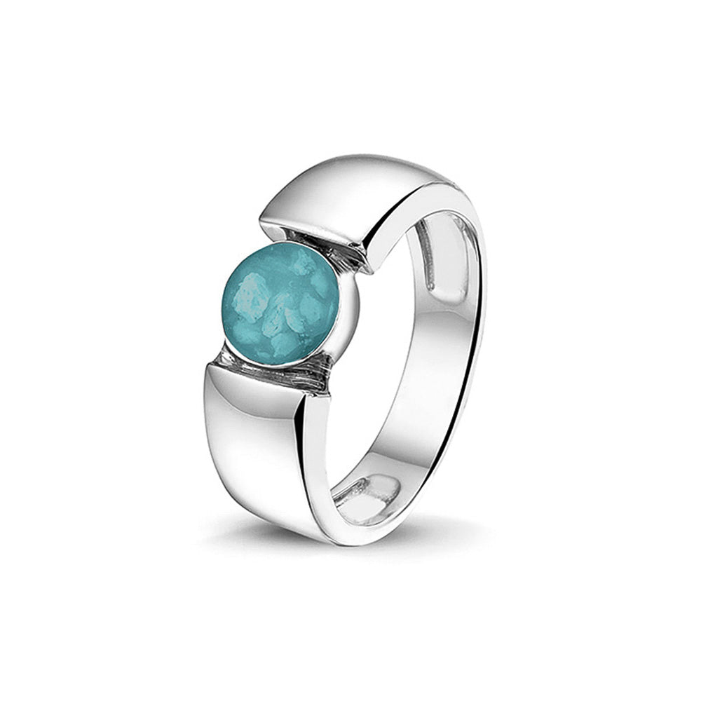 Ring 7.5 mm uit onze serie gedenksieraden, waar zichtbaar as of haar (of eventueel melktandjes of moedermelk) verwerkt wordt in het ronde ornament. Aqua