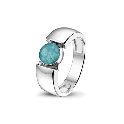 Ring 7.5 mm uit onze serie gedenksieraden, waar zichtbaar as of haar (of eventueel melktandjes of moedermelk) verwerkt wordt in het ronde ornament. Aqua
