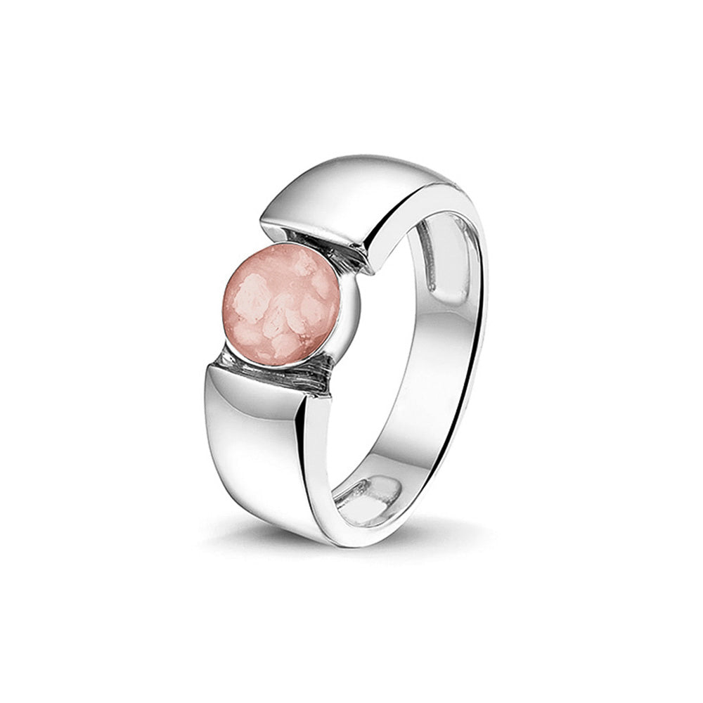 Ring 7.5 mm uit onze serie gedenksieraden, waar zichtbaar as of haar (of eventueel melktandjes of moedermelk) verwerkt wordt in het ronde ornament. Blush