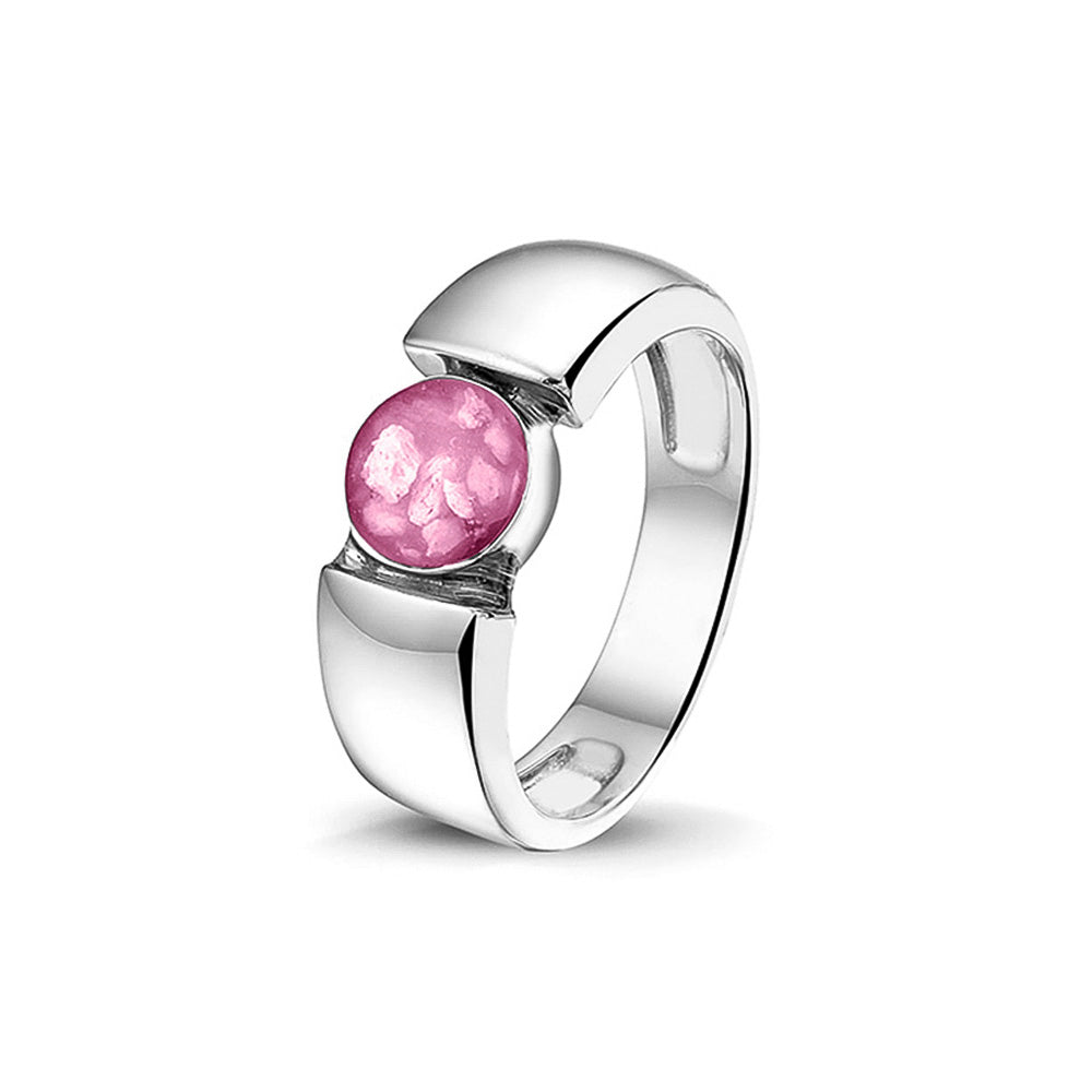 Ring 7.5 mm uit onze serie gedenksieraden, waar zichtbaar as of haar (of eventueel melktandjes of moedermelk) verwerkt wordt in het ronde ornament. Fluo