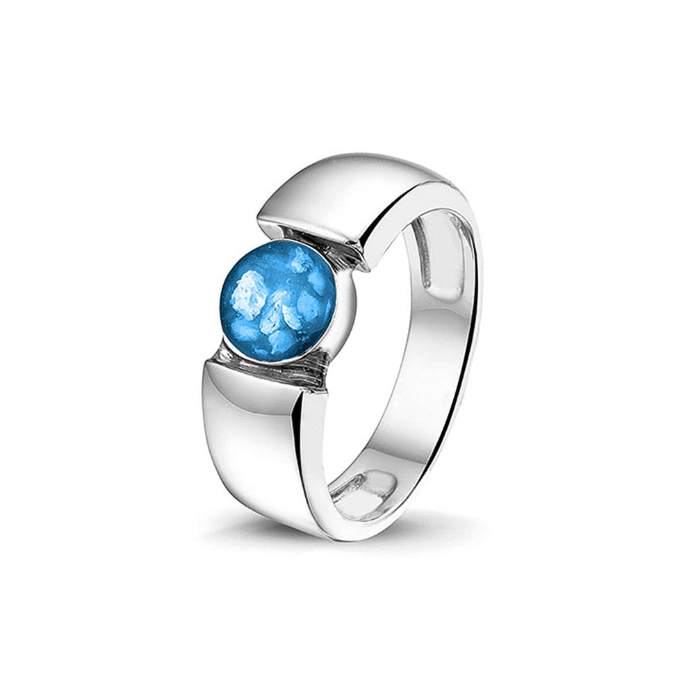 Ring 7.5 mm uit onze serie gedenksieraden, waar zichtbaar as of haar (of eventueel melktandjes of moedermelk) verwerkt wordt in het ronde ornament. Marine