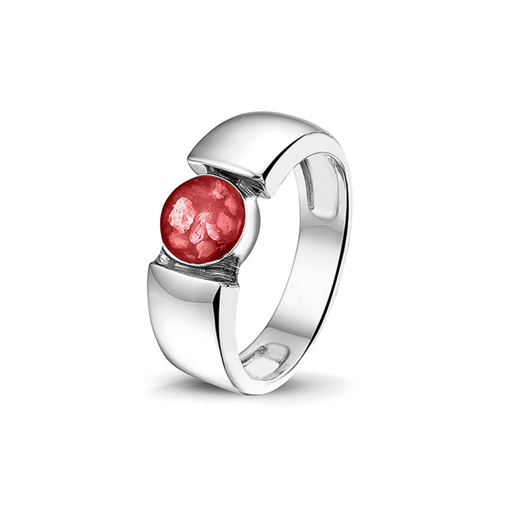 Ring 7.5 mm uit onze serie gedenksieraden, waar zichtbaar as of haar (of eventueel melktandjes of moedermelk) verwerkt wordt in het ronde ornament. Red