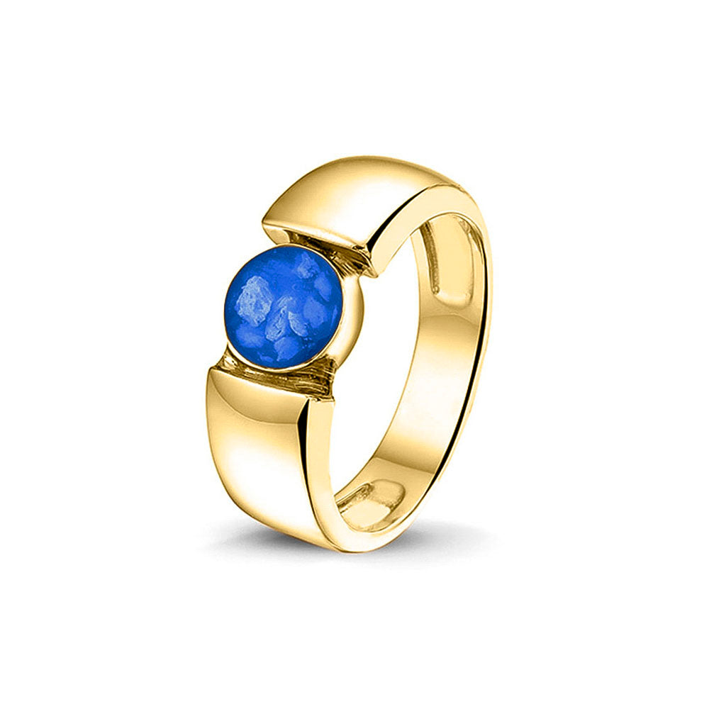 Ring 7.5 mm uit onze serie gedenksieraden, waar zichtbaar as of haar (of eventueel melktandjes of moedermelk) verwerkt wordt in het ronde ornament. Blue