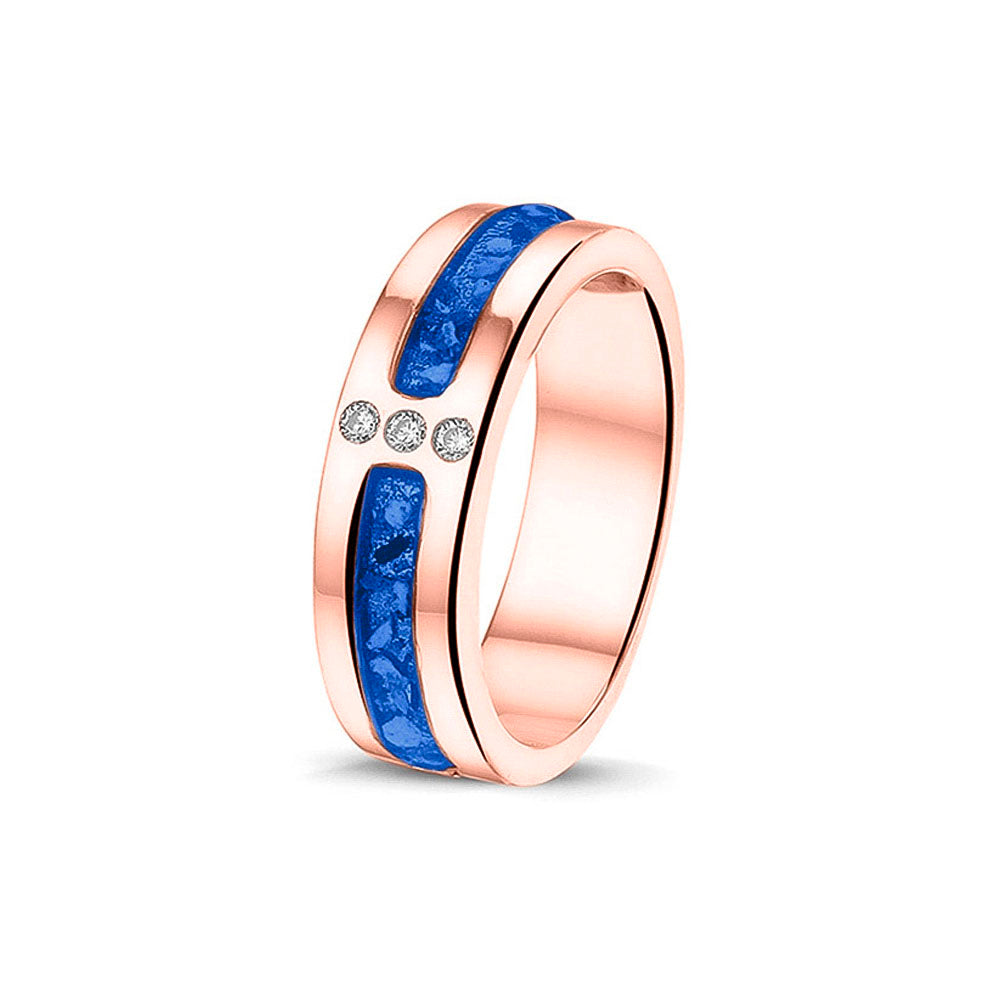 Asring 6 mm uit onze serie gedenksieraden, waar zichtbaar as of haar verwerkt wordt in twee separate compartimenten met in het midden drie stuks zirkonia's of diamanten naar keuze. Blue