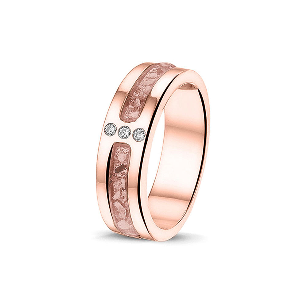 Asring 6 mm uit onze serie gedenksieraden, waar zichtbaar as of haar verwerkt wordt in twee separate compartimenten met in het midden drie stuks zirkonia's of diamanten naar keuze. Blush