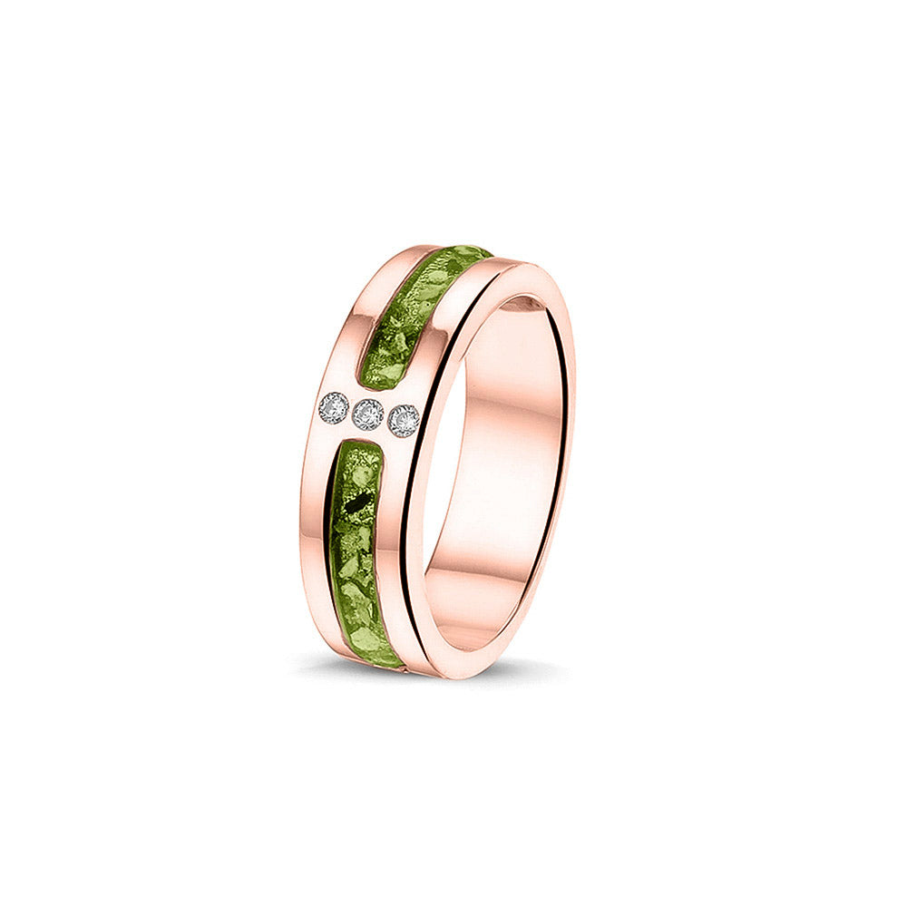 Asring 6 mm uit onze serie gedenksieraden, waar zichtbaar as of haar verwerkt wordt in twee separate compartimenten met in het midden drie stuks zirkonia's of diamanten naar keuze. Green