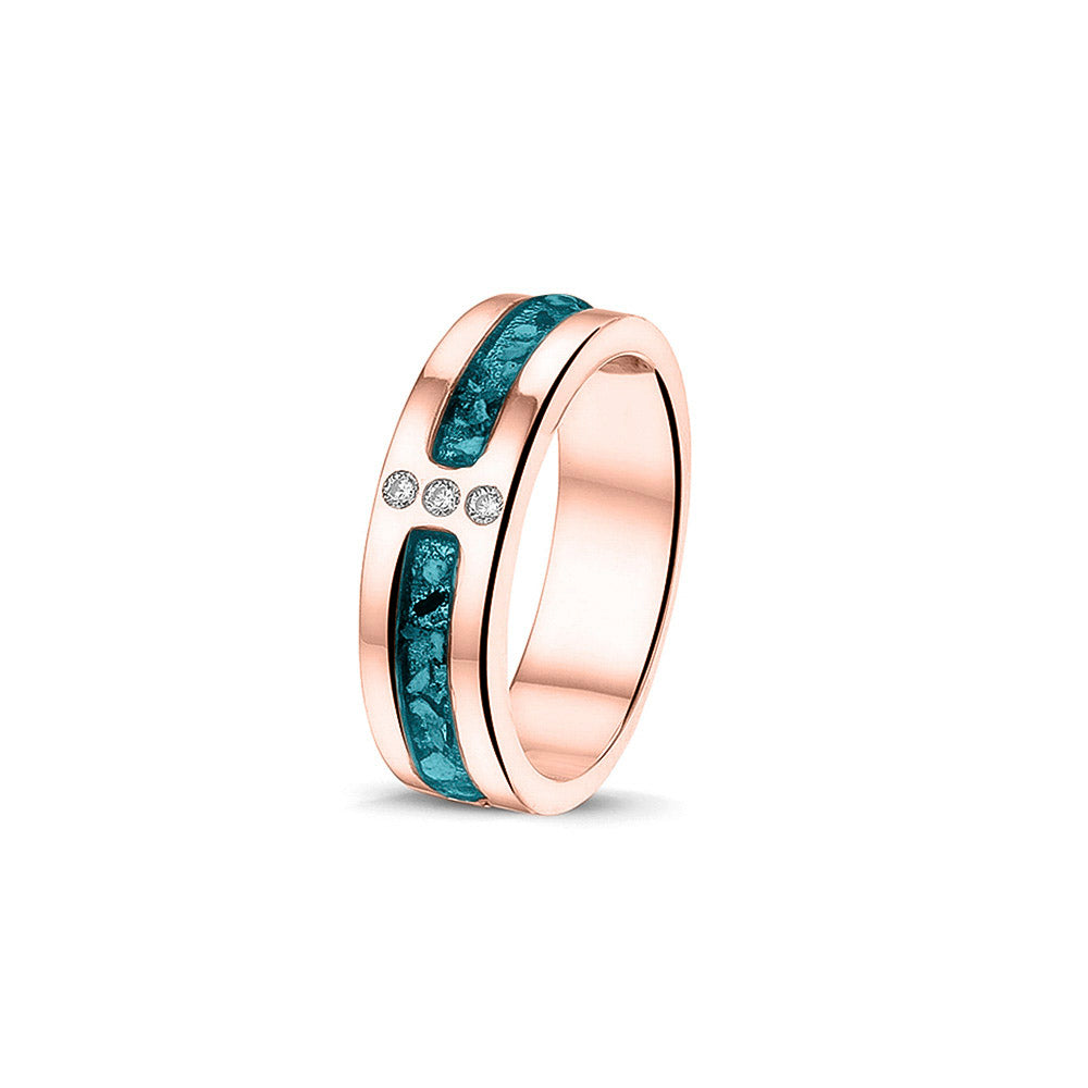 Asring 6 mm uit onze serie gedenksieraden, waar zichtbaar as of haar verwerkt wordt in twee separate compartimenten met in het midden drie stuks zirkonia's of diamanten naar keuze. Turquoise