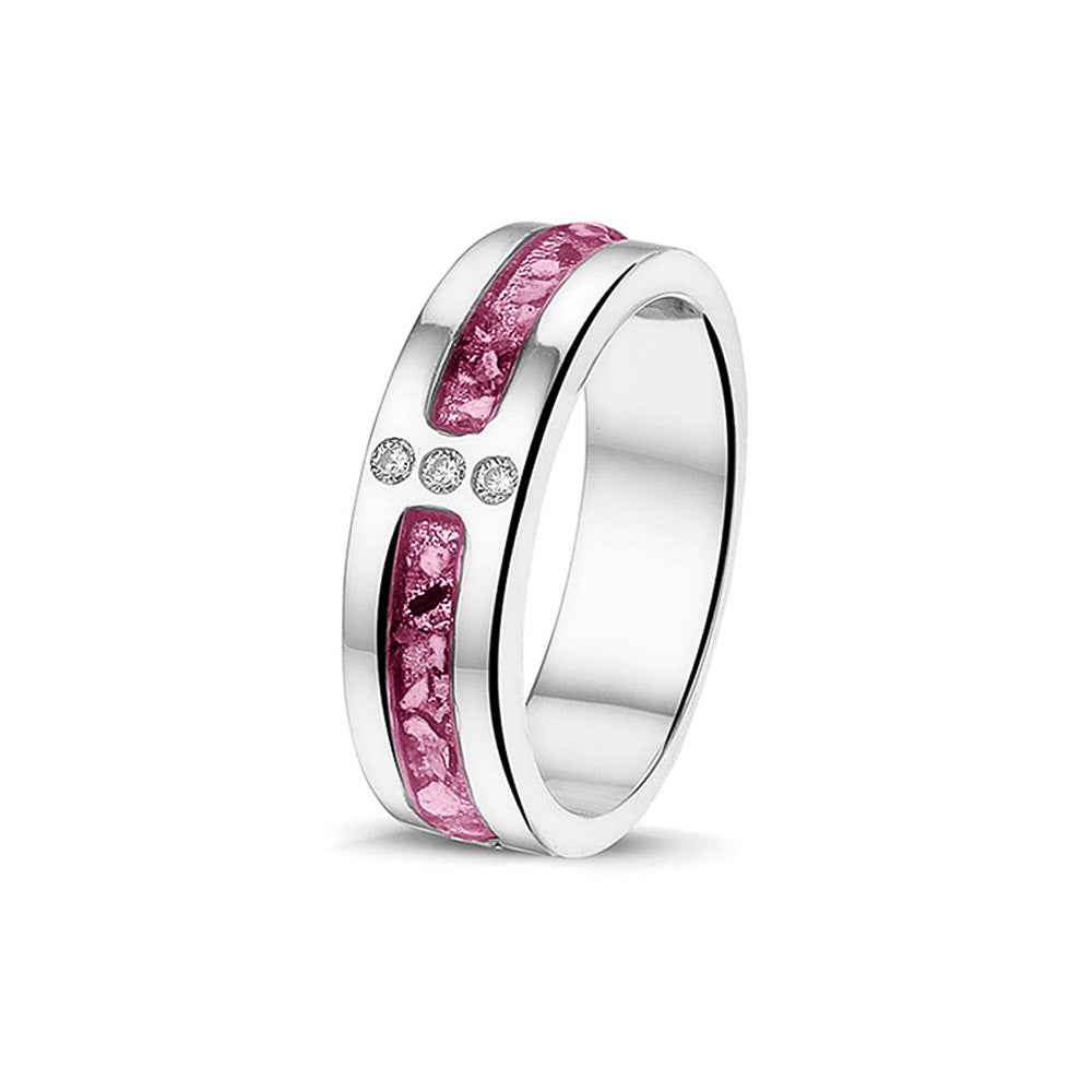 Asring 6 mm uit onze serie gedenksieraden, waar zichtbaar as of haar verwerkt wordt in twee separate compartimenten met in het midden drie stuks zirkonia's of diamanten naar keuze. Fluo