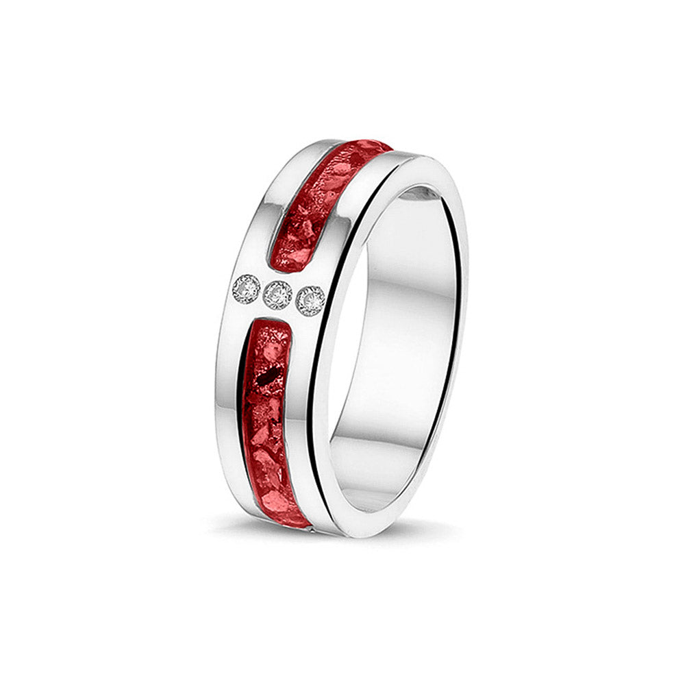 Asring 6 mm uit onze serie gedenksieraden, waar zichtbaar as of haar verwerkt wordt in twee separate compartimenten met in het midden drie stuks zirkonia's of diamanten naar keuze. Red