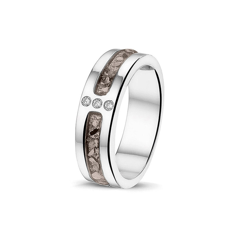 Asring 6 mm uit onze serie gedenksieraden, waar zichtbaar as of haar verwerkt wordt in twee separate compartimenten met in het midden drie stuks zirkonia's of diamanten naar keuze. Silver