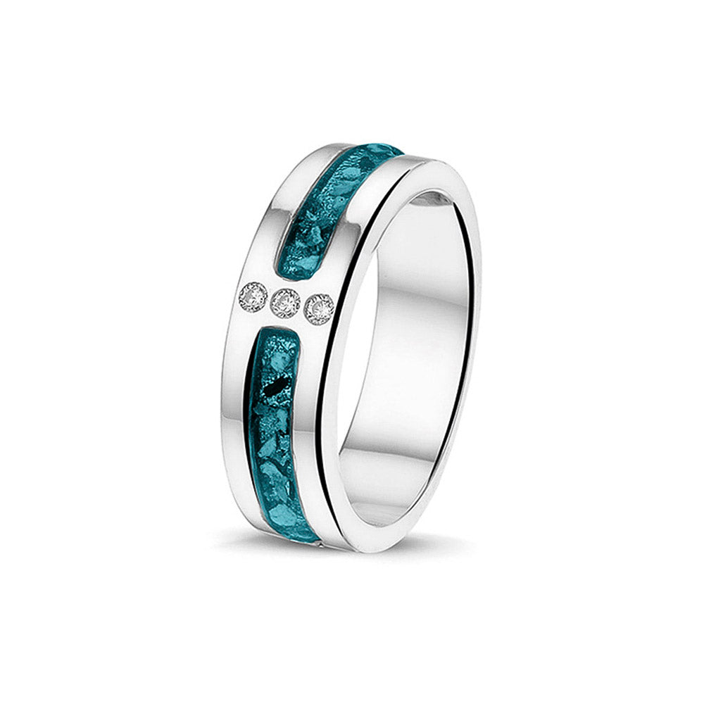 Asring 6 mm uit onze serie gedenksieraden, waar zichtbaar as of haar verwerkt wordt in twee separate compartimenten met in het midden drie stuks zirkonia's of diamanten naar keuze. Turquoise