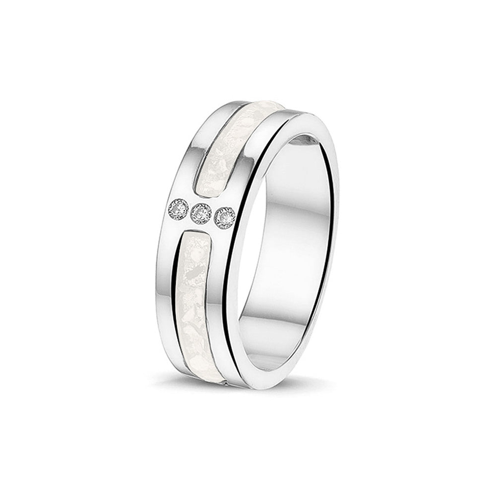 Asring 6 mm uit onze serie gedenksieraden, waar zichtbaar as of haar verwerkt wordt in twee separate compartimenten met in het midden drie stuks zirkonia's of diamanten naar keuze. White