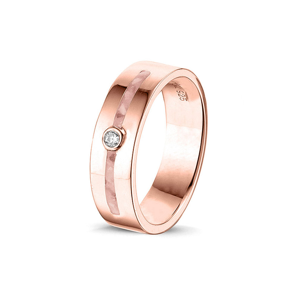 Asring 5 mm uit onze serie gedenksieraden, waar zichtbaar as of haar verwerkt wordt in twee separate compartimenten met in het midden een zirkonia of diamant naar keuze. Blush