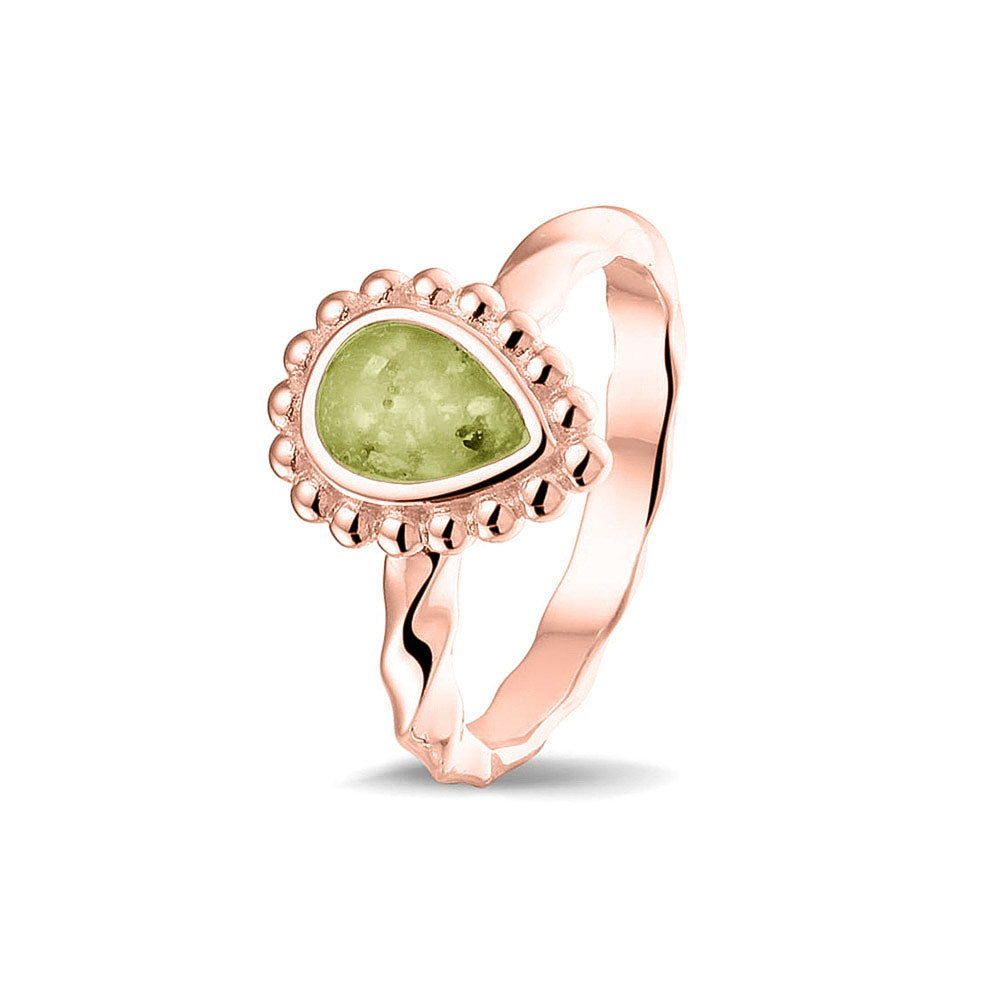 Gedenksieraad, asring met gedraaide scheen waar aan de bovenzijde in druppelvorm met parelrand zichtbaar as of haar (of eventueel melktandjes of moedermelk) verwerkt wordt.olive