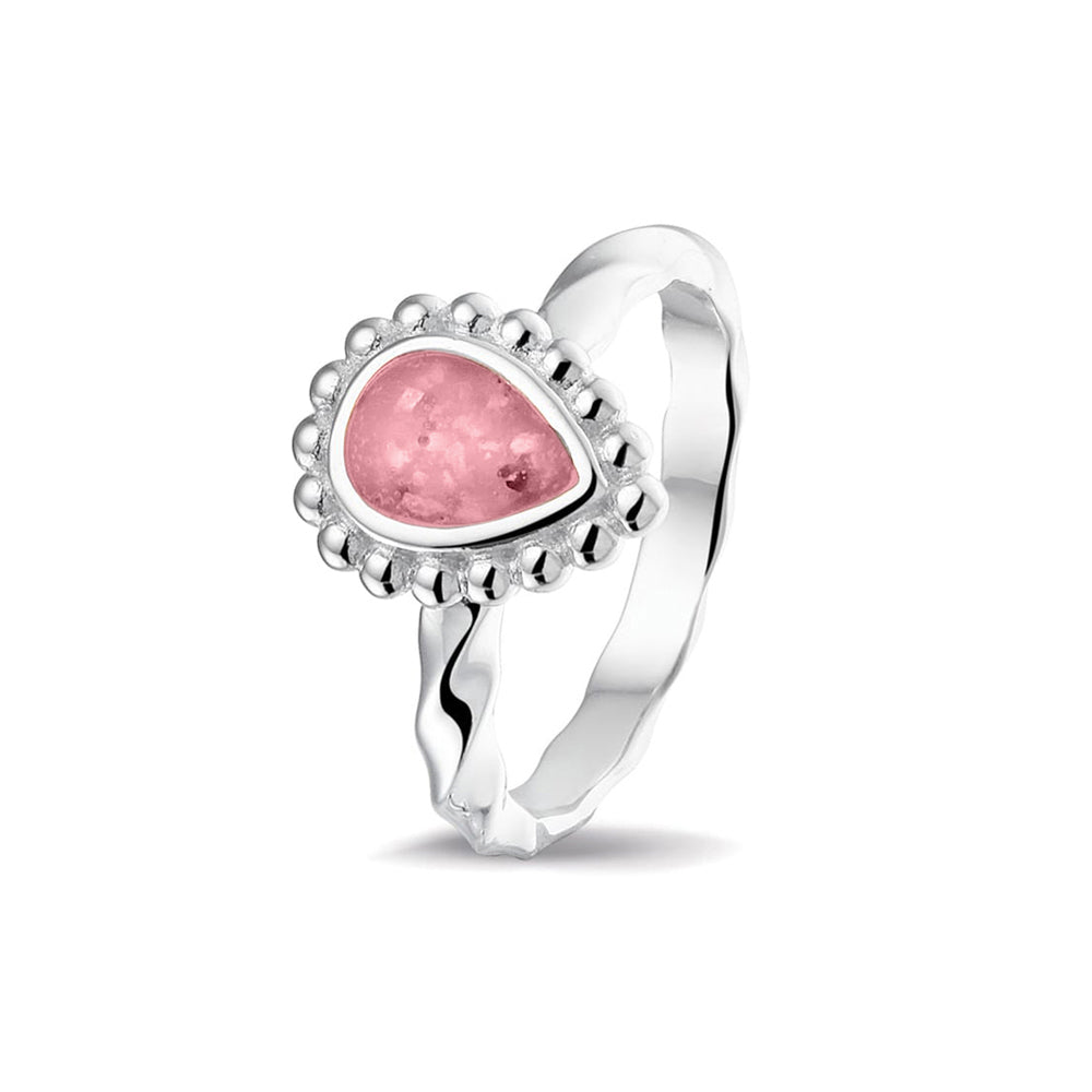 Gedenksieraad, asring met gedraaide scheen waar aan de bovenzijde in druppelvorm met parelrand zichtbaar as of haar (of eventueel melktandjes of moedermelk) verwerkt wordt.soft