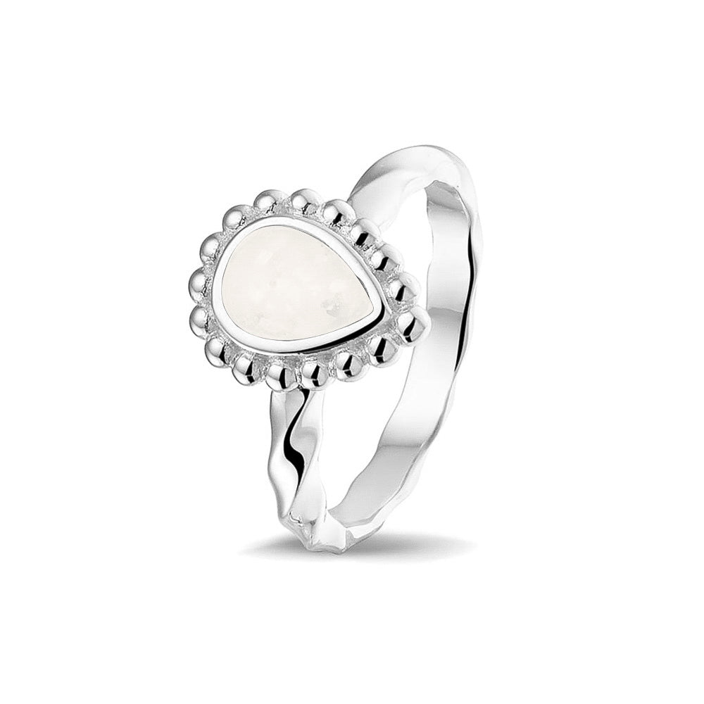 Gedenksieraad, asring met gedraaide scheen waar aan de bovenzijde in druppelvorm met parelrand zichtbaar as of haar (of eventueel melktandjes of moedermelk) verwerkt wordt.white