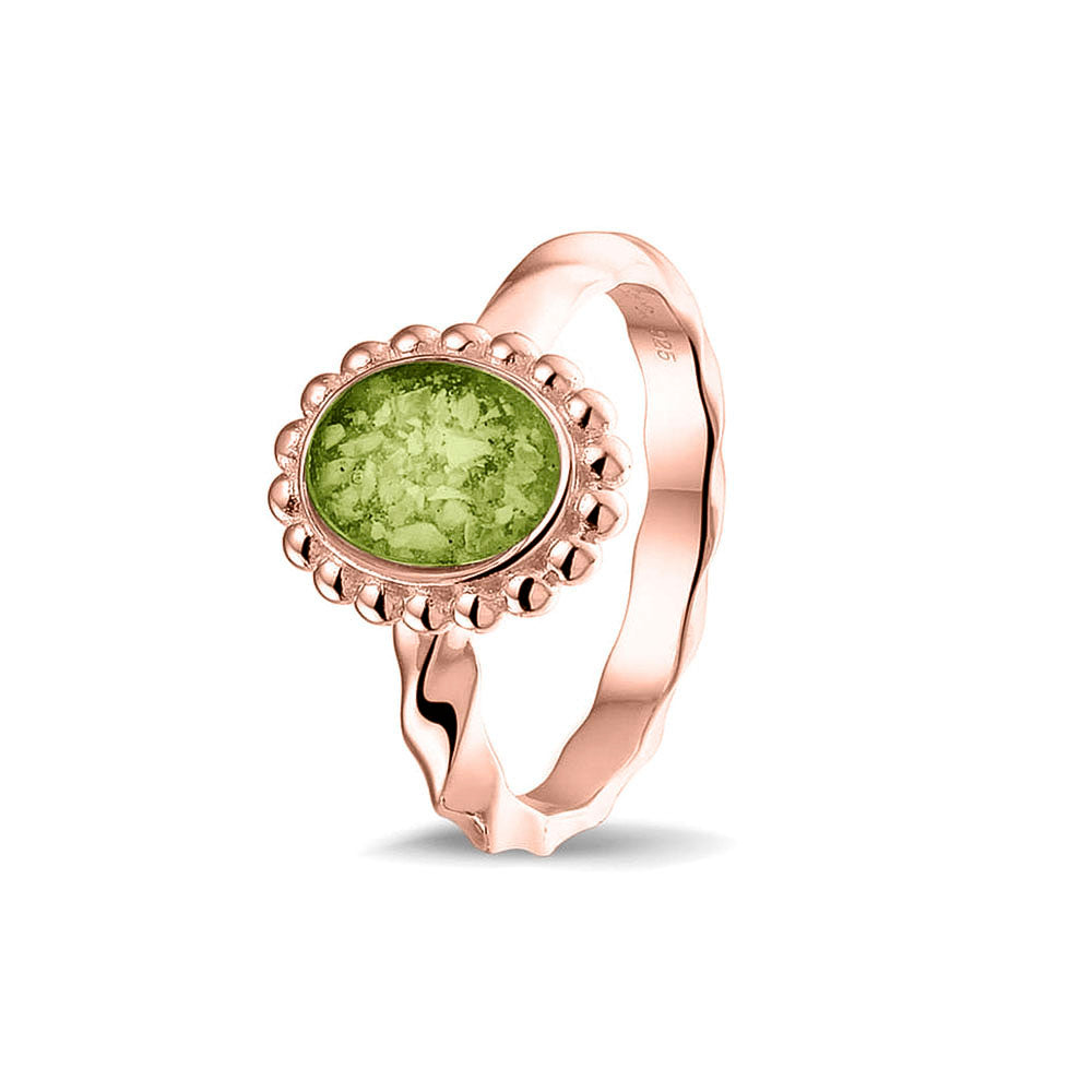 Gedenksieraad, asring met gedraaide scheen waar aan de bovenzijde in druppelvorm met parelrand zichtbaar as of haar (of eventueel melktandjes of moedermelk) verwerkt wordt. Green