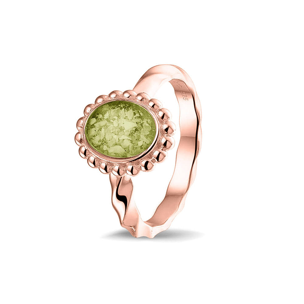 Gedenksieraad, asring met gedraaide scheen waar aan de bovenzijde in druppelvorm met parelrand zichtbaar as of haar (of eventueel melktandjes of moedermelk) verwerkt wordt. Olive