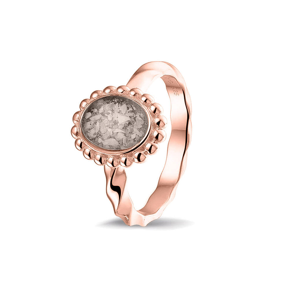 Gedenksieraad, asring met gedraaide scheen waar aan de bovenzijde in druppelvorm met parelrand zichtbaar as of haar (of eventueel melktandjes of moedermelk) verwerkt wordt. Silver