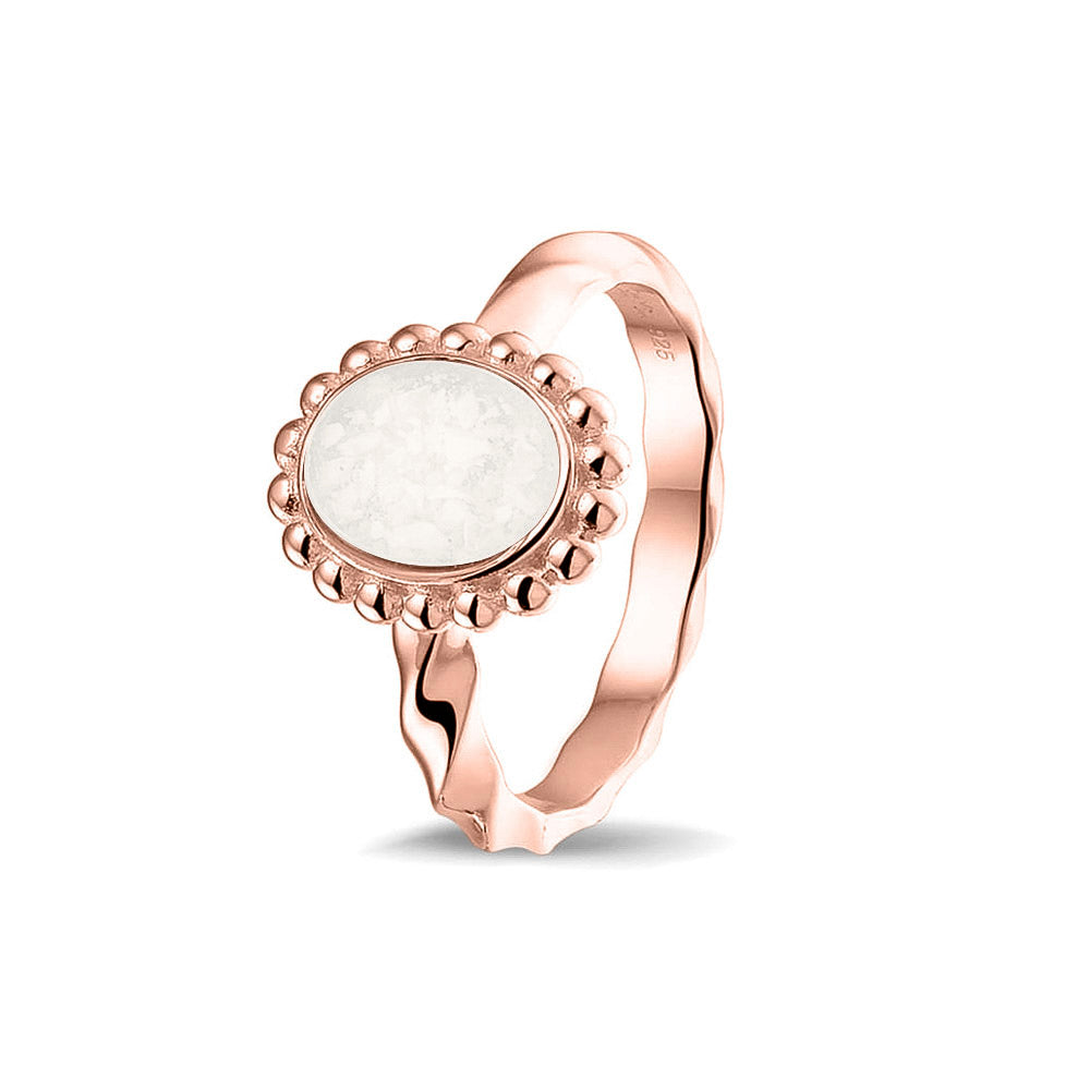 Gedenksieraad, asring met gedraaide scheen waar aan de bovenzijde in druppelvorm met parelrand zichtbaar as of haar (of eventueel melktandjes of moedermelk) verwerkt wordt. White