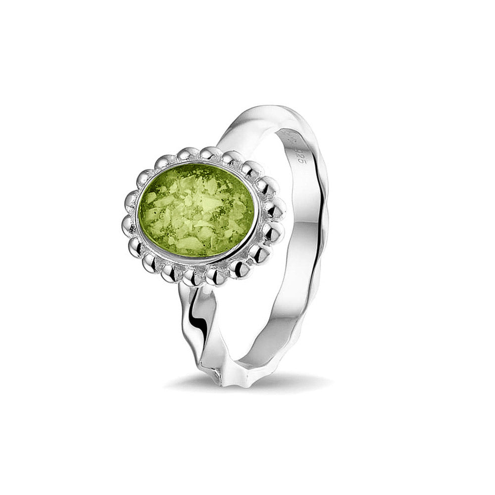 Gedenksieraad, asring met gedraaide scheen waar aan de bovenzijde in druppelvorm met parelrand zichtbaar as of haar (of eventueel melktandjes of moedermelk) verwerkt wordt. Green