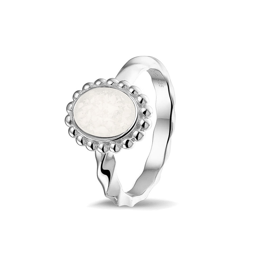 Gedenksieraad, asring met gedraaide scheen waar aan de bovenzijde in druppelvorm met parelrand zichtbaar as of haar (of eventueel melktandjes of moedermelk) verwerkt wordt. White