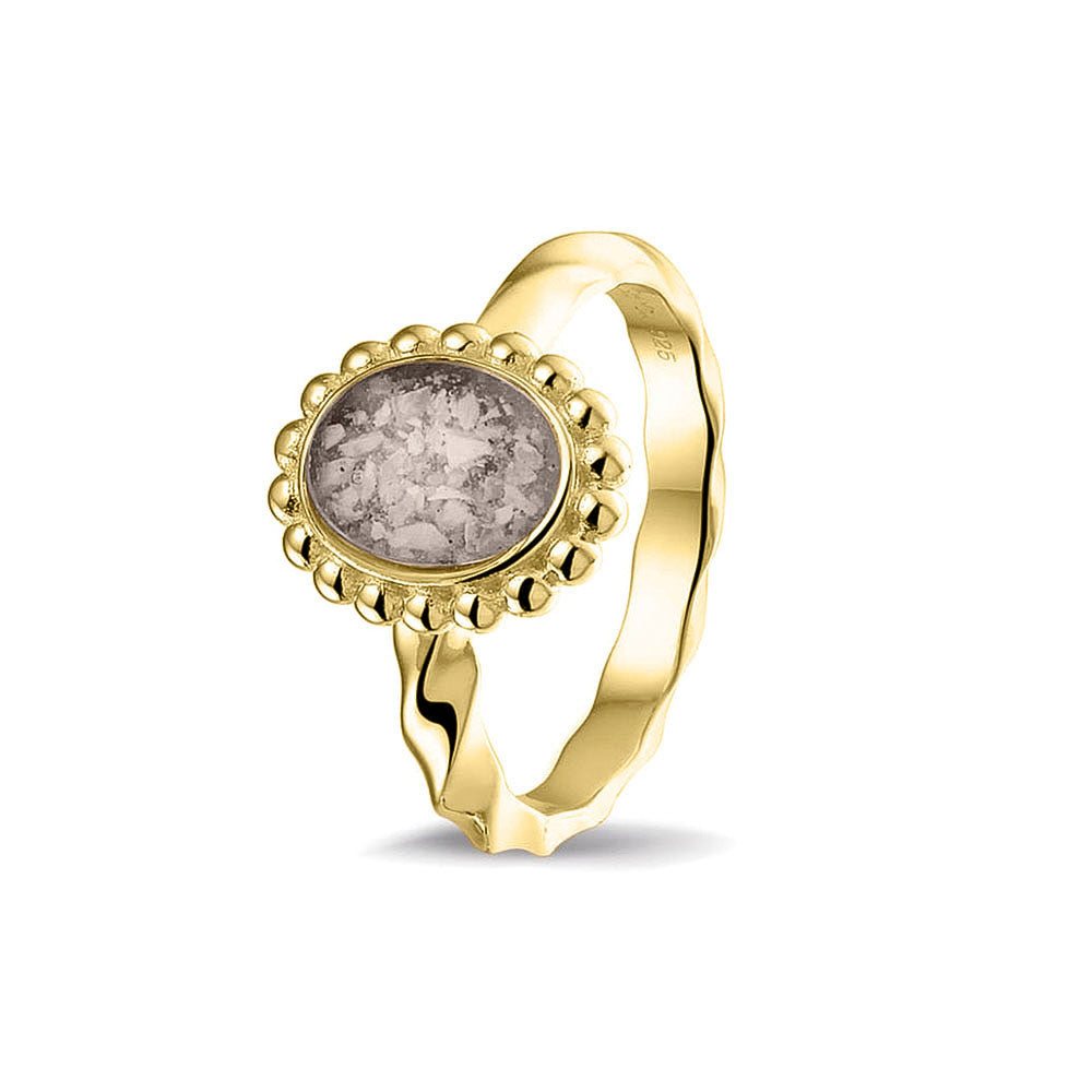 Gedenksieraad, asring met gedraaide scheen waar aan de bovenzijde in druppelvorm met parelrand zichtbaar as of haar (of eventueel melktandjes of moedermelk) verwerkt wordt. Silver