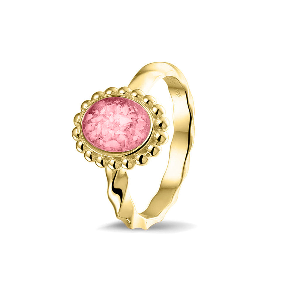 Gedenksieraad, asring met gedraaide scheen waar aan de bovenzijde in druppelvorm met parelrand zichtbaar as of haar (of eventueel melktandjes of moedermelk) verwerkt wordt. Soft