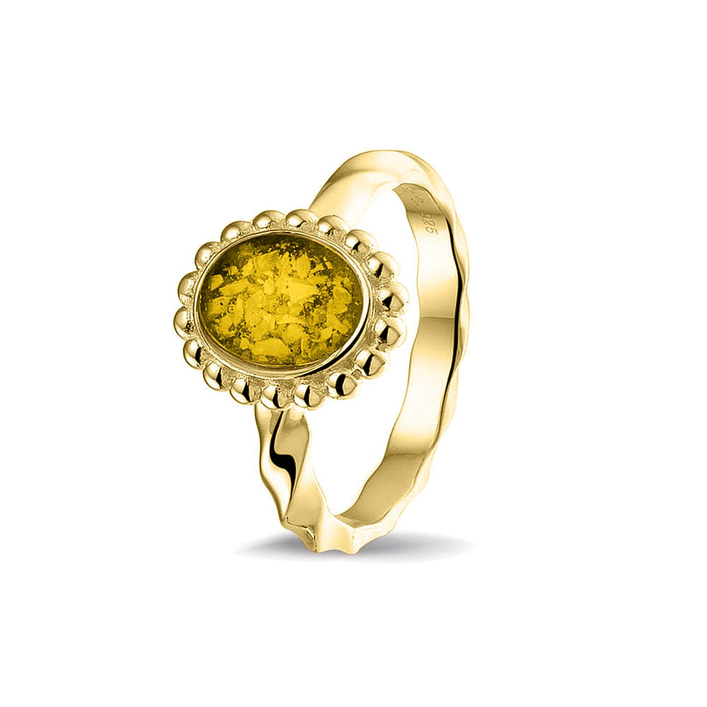 Gedenksieraad, asring met gedraaide scheen waar aan de bovenzijde in druppelvorm met parelrand zichtbaar as of haar (of eventueel melktandjes of moedermelk) verwerkt wordt. Yellow