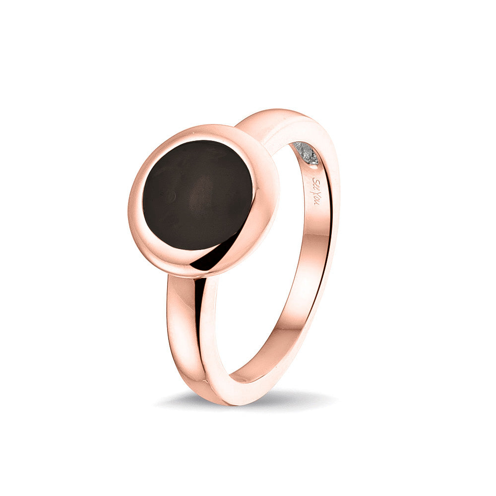 Gedenksieraad, gladde ring 3 mm waar aan de bovenzijde zichtbaar as of haar (of eventueel melktandjes of moedermelk) verwerkt wordt. Black