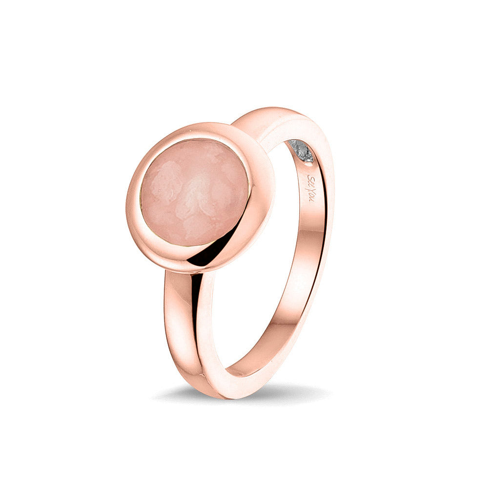 Gedenksieraad, gladde ring 3 mm waar aan de bovenzijde zichtbaar as of haar (of eventueel melktandjes of moedermelk) verwerkt wordt. Blush