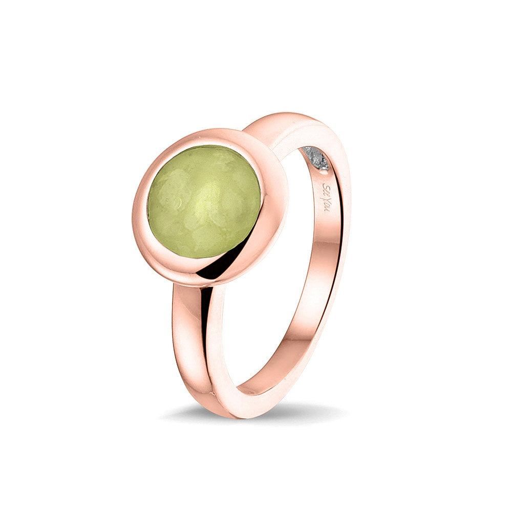 Gedenksieraad, gladde ring 3 mm waar aan de bovenzijde zichtbaar as of haar (of eventueel melktandjes of moedermelk) verwerkt wordt. Olive