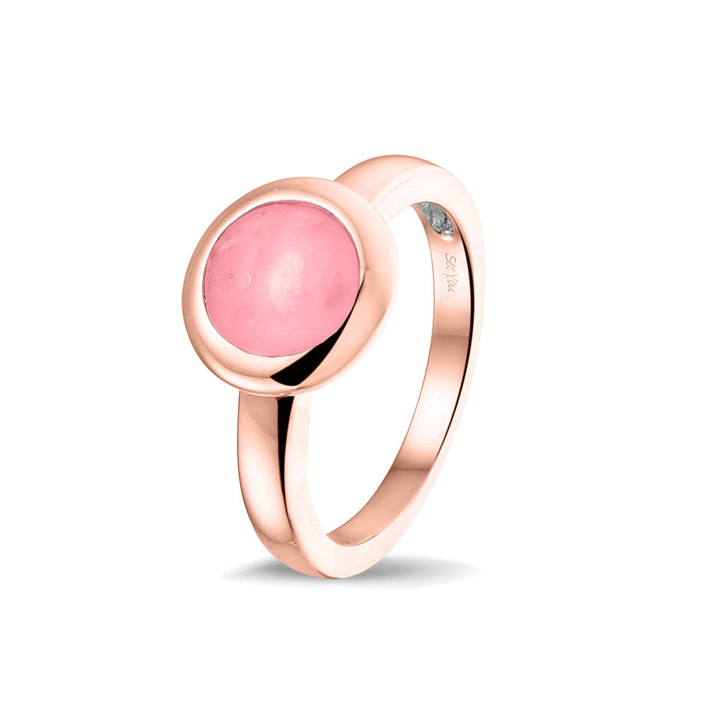 Gedenksieraad, gladde ring 3 mm waar aan de bovenzijde zichtbaar as of haar (of eventueel melktandjes of moedermelk) verwerkt wordt. Soft