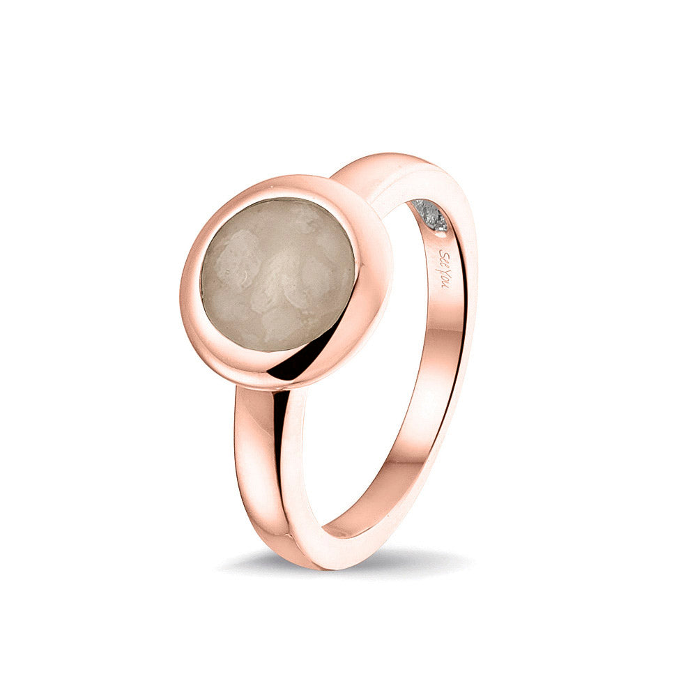 Gedenksieraad, gladde ring 3 mm waar aan de bovenzijde zichtbaar as of haar (of eventueel melktandjes of moedermelk) verwerkt wordt. Transparent