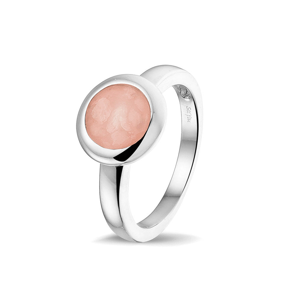 Gedenksieraad, gladde ring 3 mm waar aan de bovenzijde zichtbaar as of haar (of eventueel melktandjes of moedermelk) verwerkt wordt. Blush