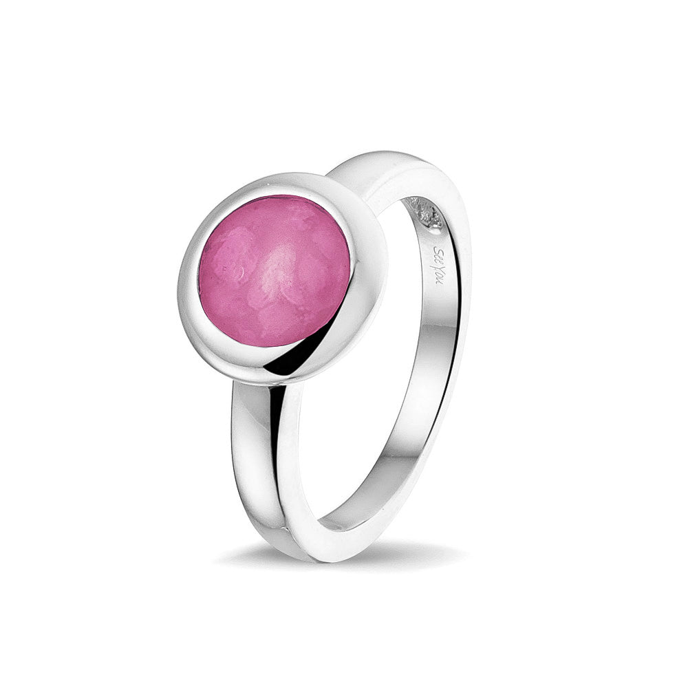 Gedenksieraad, gladde ring 3 mm waar aan de bovenzijde zichtbaar as of haar (of eventueel melktandjes of moedermelk) verwerkt wordt. Fluo
