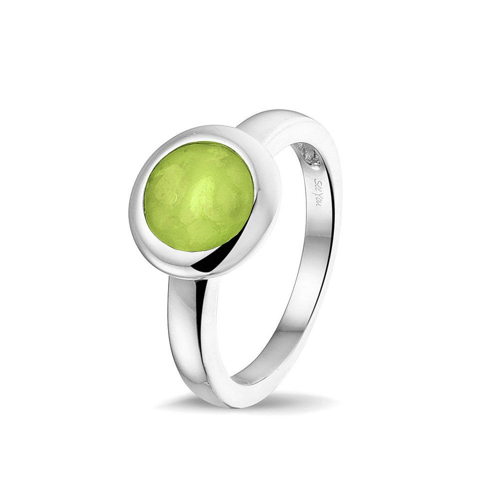 Gedenksieraad, gladde ring 3 mm waar aan de bovenzijde zichtbaar as of haar (of eventueel melktandjes of moedermelk) verwerkt wordt. Green