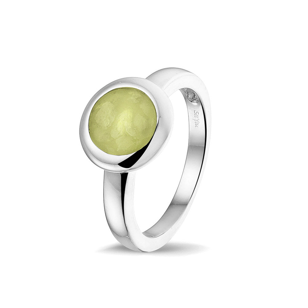 Gedenksieraad, gladde ring 3 mm waar aan de bovenzijde zichtbaar as of haar (of eventueel melktandjes of moedermelk) verwerkt wordt. Olive