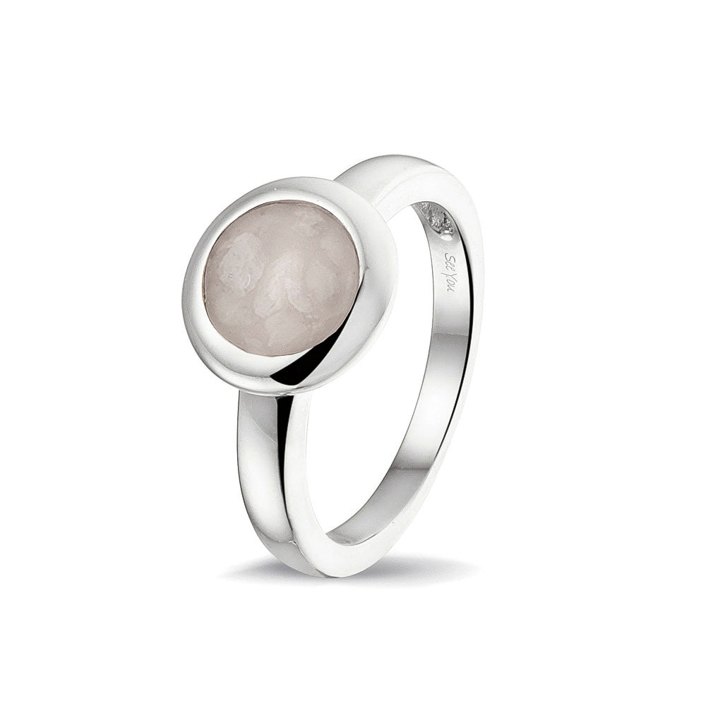 Gedenksieraad, gladde ring 3 mm waar aan de bovenzijde zichtbaar as of haar (of eventueel melktandjes of moedermelk) verwerkt wordt. Silver