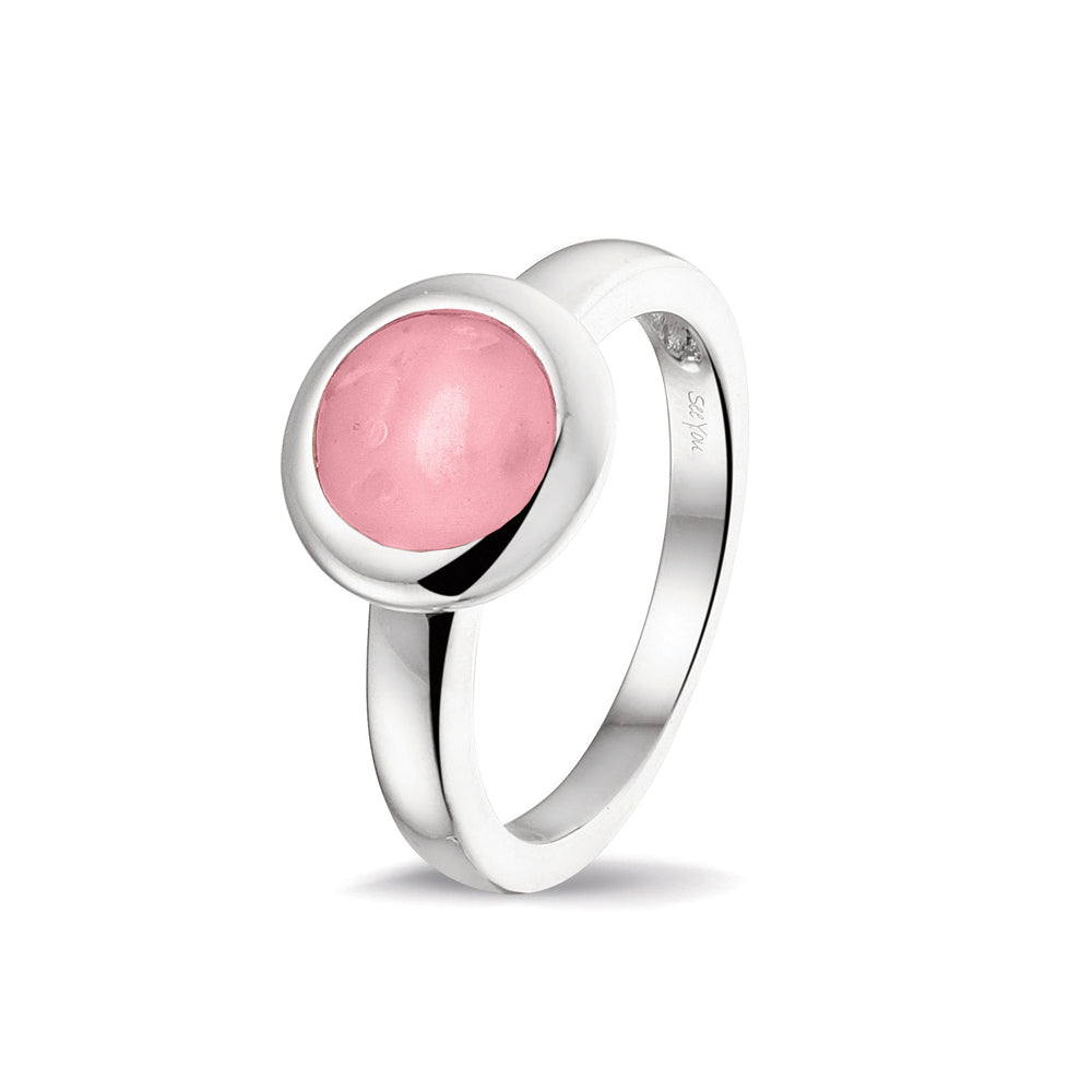 Gedenksieraad, gladde ring 3 mm waar aan de bovenzijde zichtbaar as of haar (of eventueel melktandjes of moedermelk) verwerkt wordt. Soft